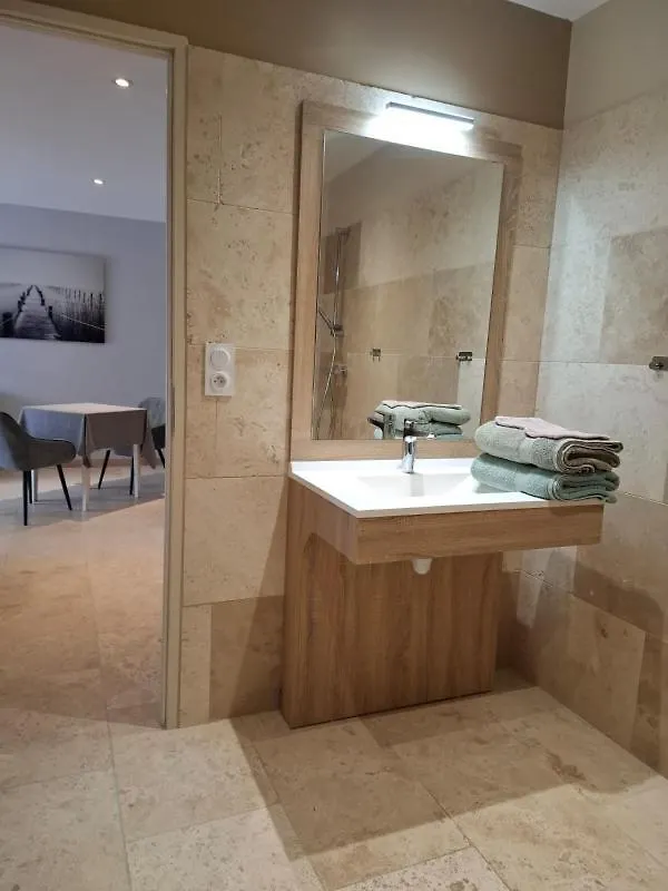 Chambre Independante Avec Salle De Bain Et Terrasse Privative Au Coeur Des Alpilles Aureille Aparthotel