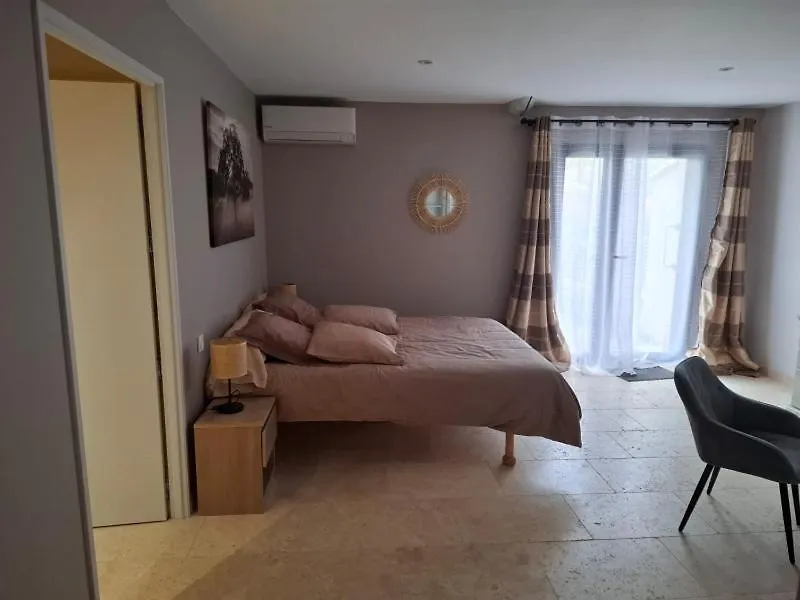 Chambre Independante Avec Salle De Bain Et Terrasse Privative Au Coeur Des Alpilles Aureille France