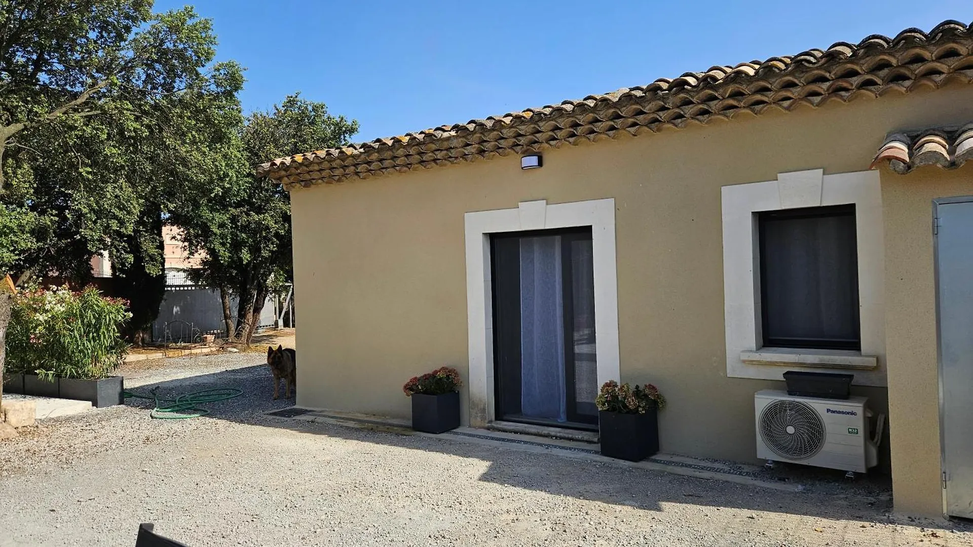 Aparthotel Chambre Independante Avec Salle De Bain Et Terrasse Privative Au Coeur Des Alpilles Aureille