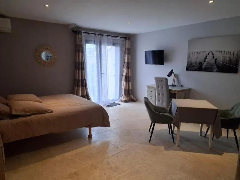Chambre Independante Avec Salle De Bain Et Terrasse Privative Au Coeur Des Alpilles Aureille 0*,  France